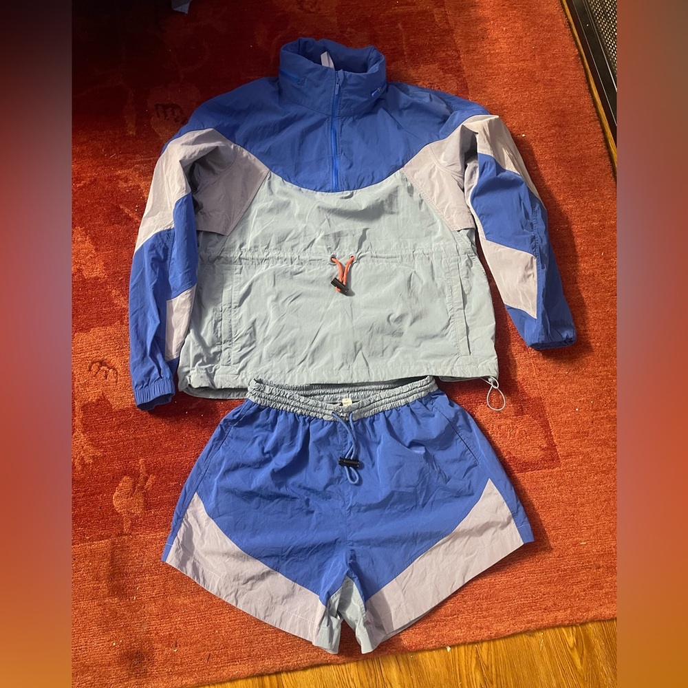 Sets of Lululemon Evergreen Anorak
Wild Bluebell / Cascade Blue / Lavender Dusk.